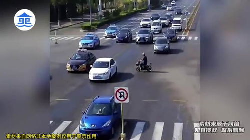 三辆车同时闯红灯停在马路中间